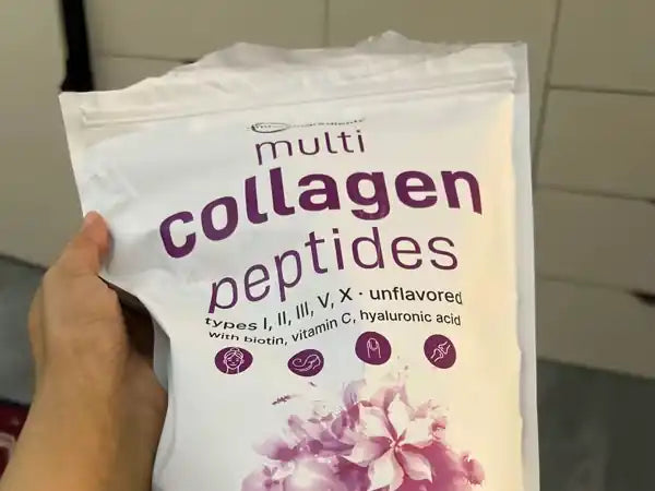 Bolsa de Multicollagen Peptides sostenida en la mano dentro de una cocina