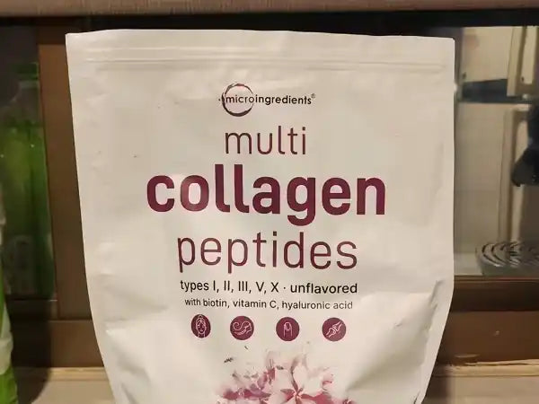 La bolsa de Multicollagen Peptides de pie sobre una repisa de la cocina